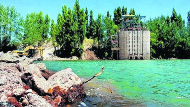 La toma se encuentra en el río Limay.  Foto: Archivo