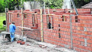 Políticas públicas eficientes de viviendas, sin alentar tomas