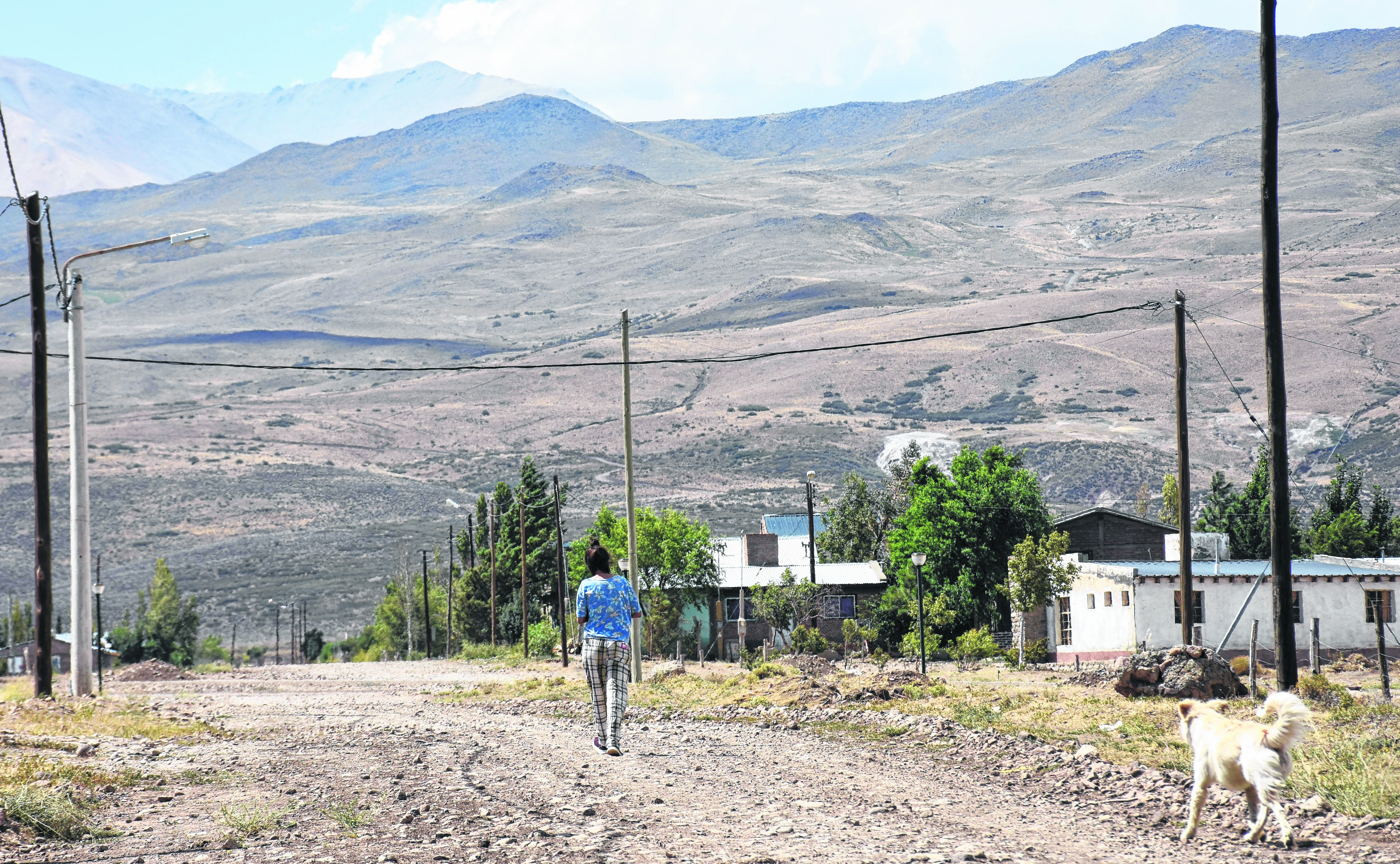 La Cordillera del Viento envuelve a la localidad, ubicada en el  norte neuquino. Foto: Florencia Salto