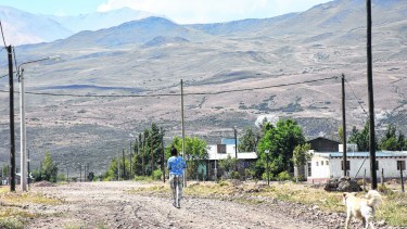 La Cordillera del Viento envuelve a la localidad, ubicada en el  norte neuquino. Foto: Florencia Salto