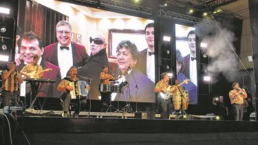 Los Palmeras actuaron en la Fiesta de la Pera y ahora se sumaron a la de la Manzana. 