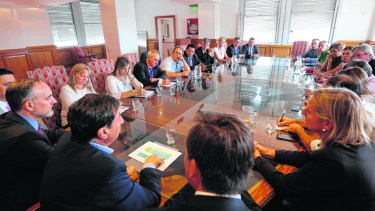 El encuentro en el piso 14 del edificio ubicado en plena avenida 9 de Julio. Arroyo tomó nota antes de lanzar las tarjetas en marzo.