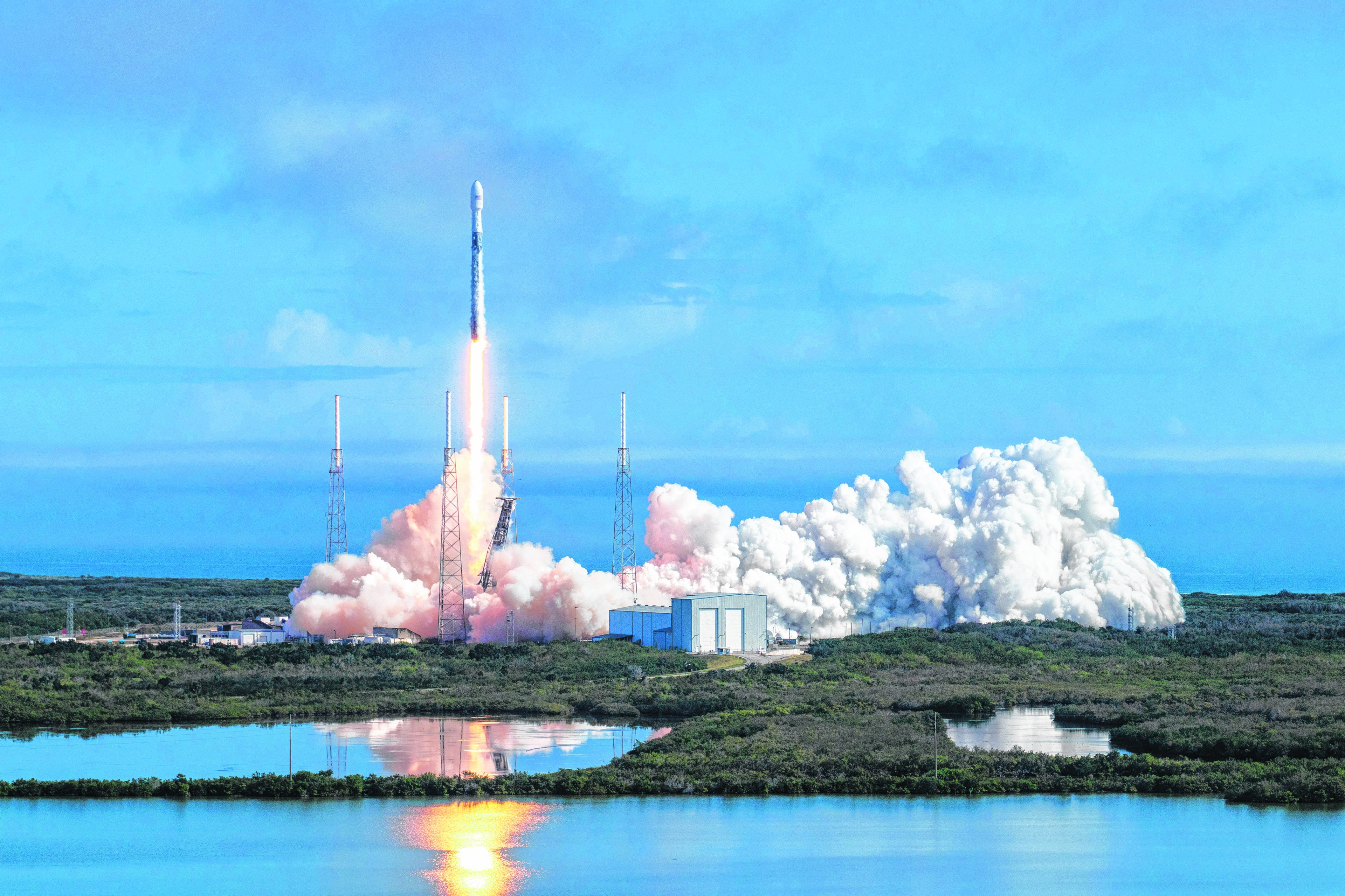 El cohete Falcon 9 en una de sus últimas misiones. Tiene en su historial 80 vuelos exitosos hacia el espacio. 