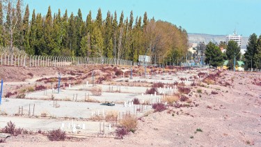El predio de Avenida Roca y Evita, donde se construyeron apenas algunas plateas. El proyecto debe ser redefinido y Nación prometió el viernes pasado que lo haría.