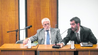 Primera parte de la audiencia. Bardeggia todavía no había llegado y sus defensores Chirinos y Curci explican la demora. (Foto: Pablo Leguizamon)