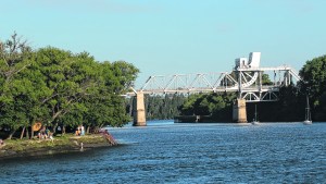 Vecinos ruegan a Patagones que no tiren desechos cloacales al río Negro