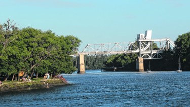 El crecimiento poblacional es otro de los factores que influye en el vertido de líquidos cloacales al río Negro. Foto: Archivo Pablo Leguizamon