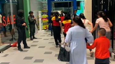  La policía evacuaba a decenas de personas en el centro comercial