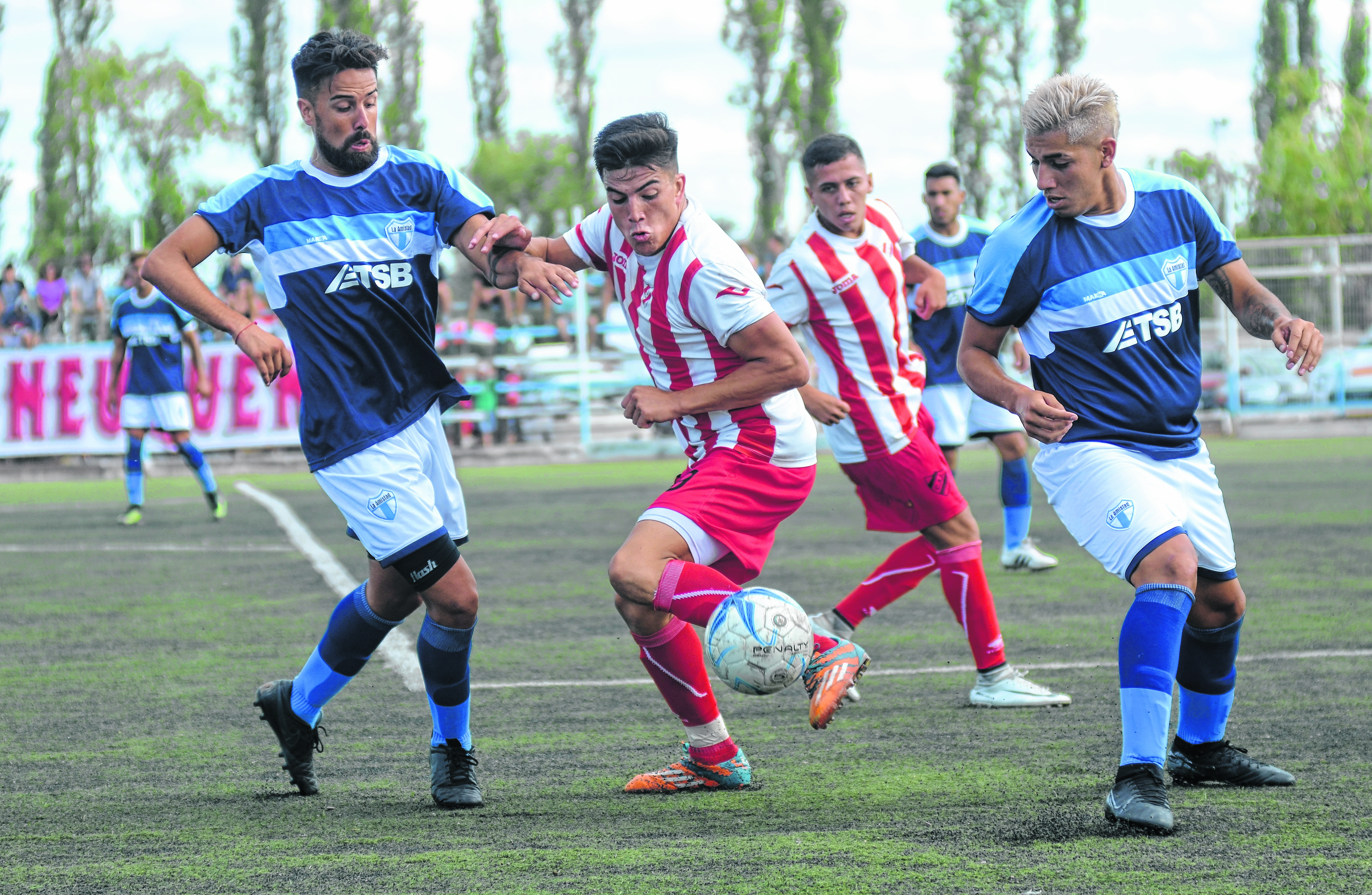 Independiente de Neuquén y La Amistad, dos zonales que siguen en carrera.