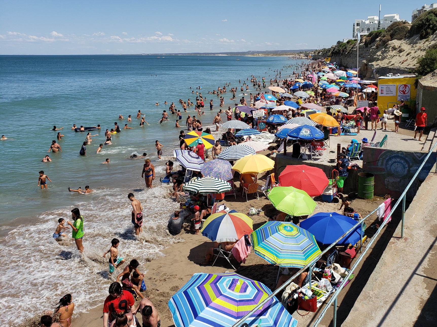 Hoy, viernes, a las 15,57 hs la marea llegará a las 8,96 metros en Las Grutas. Foto Martín Brunella