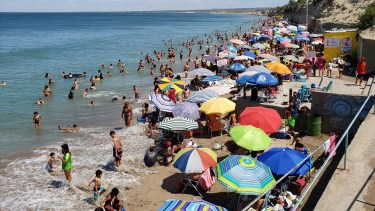 Hoy, viernes, a las 15,57 hs la marea llegará a las 8,96 metros en Las Grutas. Foto Martín Brunella