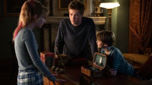 Emilia Jones abre puertas misteriosas en Netflix