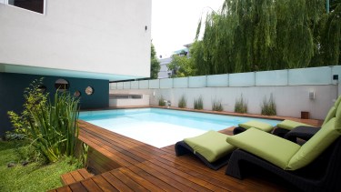 La pileta increíble de esta casa que diseñó Andrés Remy: invita al relax total