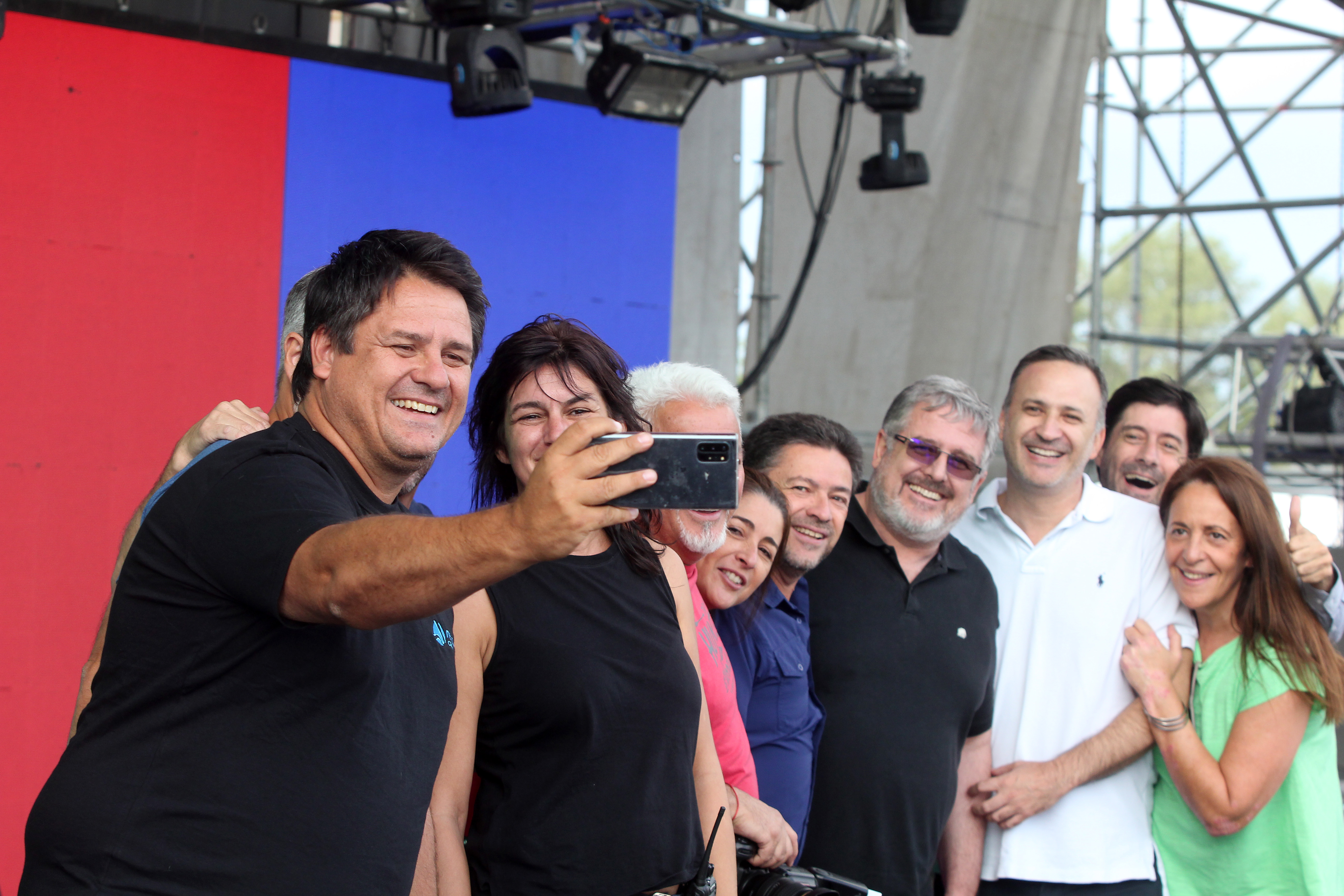 La selfie del intendente Gaido en el escenario mayor. Foto: Oscar Livera