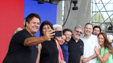 La selfie del intendente Gaido en el escenario mayor. Foto: Oscar Livera