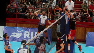 El otro partido entre ambos de esta temporada en el Ruca Che fue 3-1 para el local. (Foto: Oscar Livera)