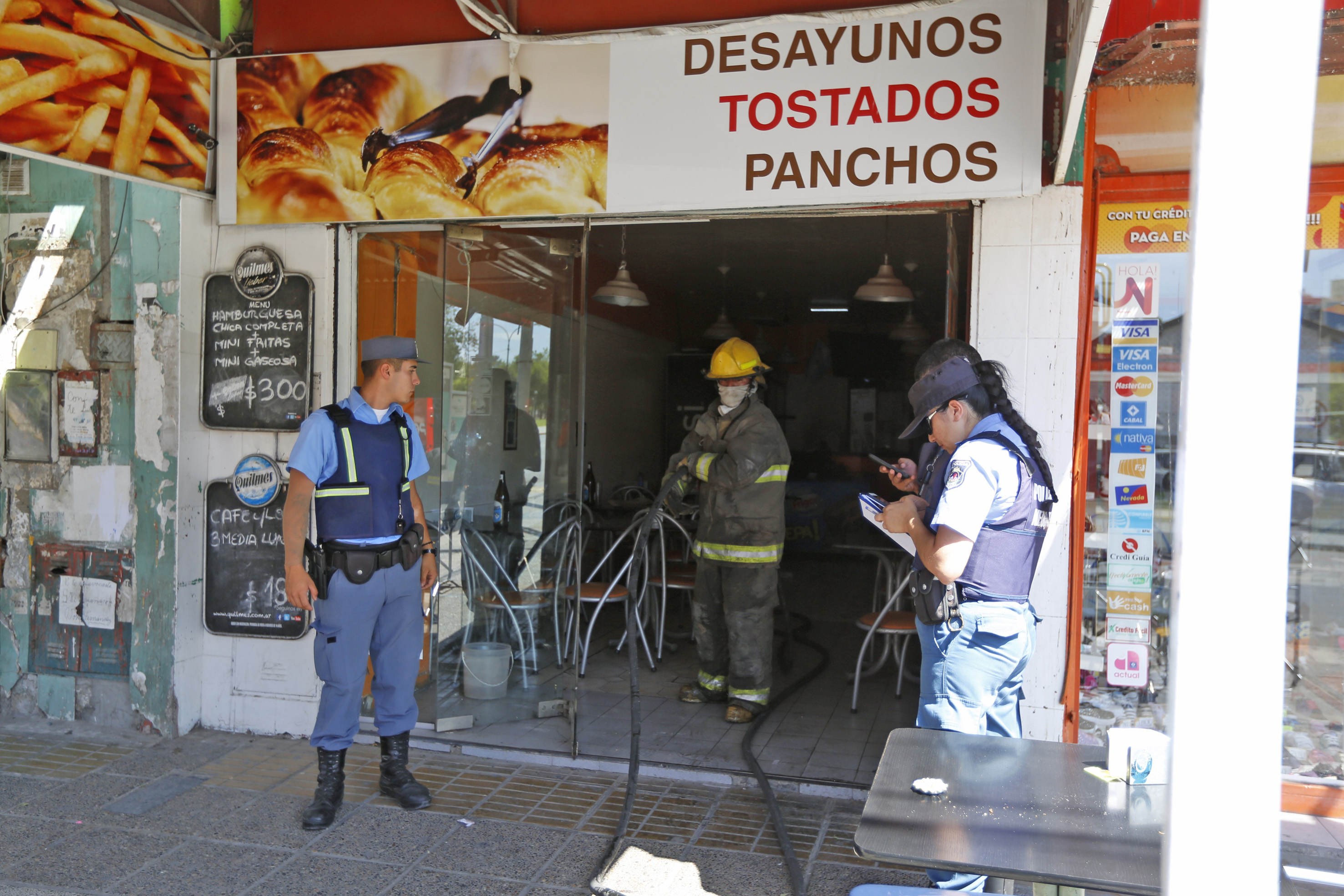 Las llamas fueron rápidamente contenidas  por los bomberos. Foto: Juan Thomes 