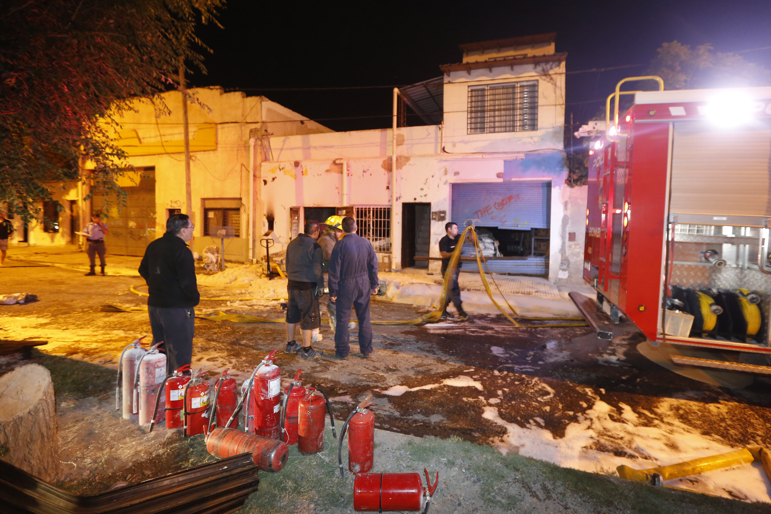 dos bomberos fueron afectados por los químicos del depósito. (Juan Thomes).-