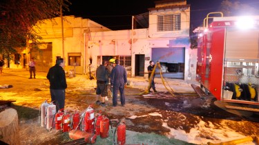 dos bomberos fueron afectados por los químicos del depósito. (Juan Thomes).-
