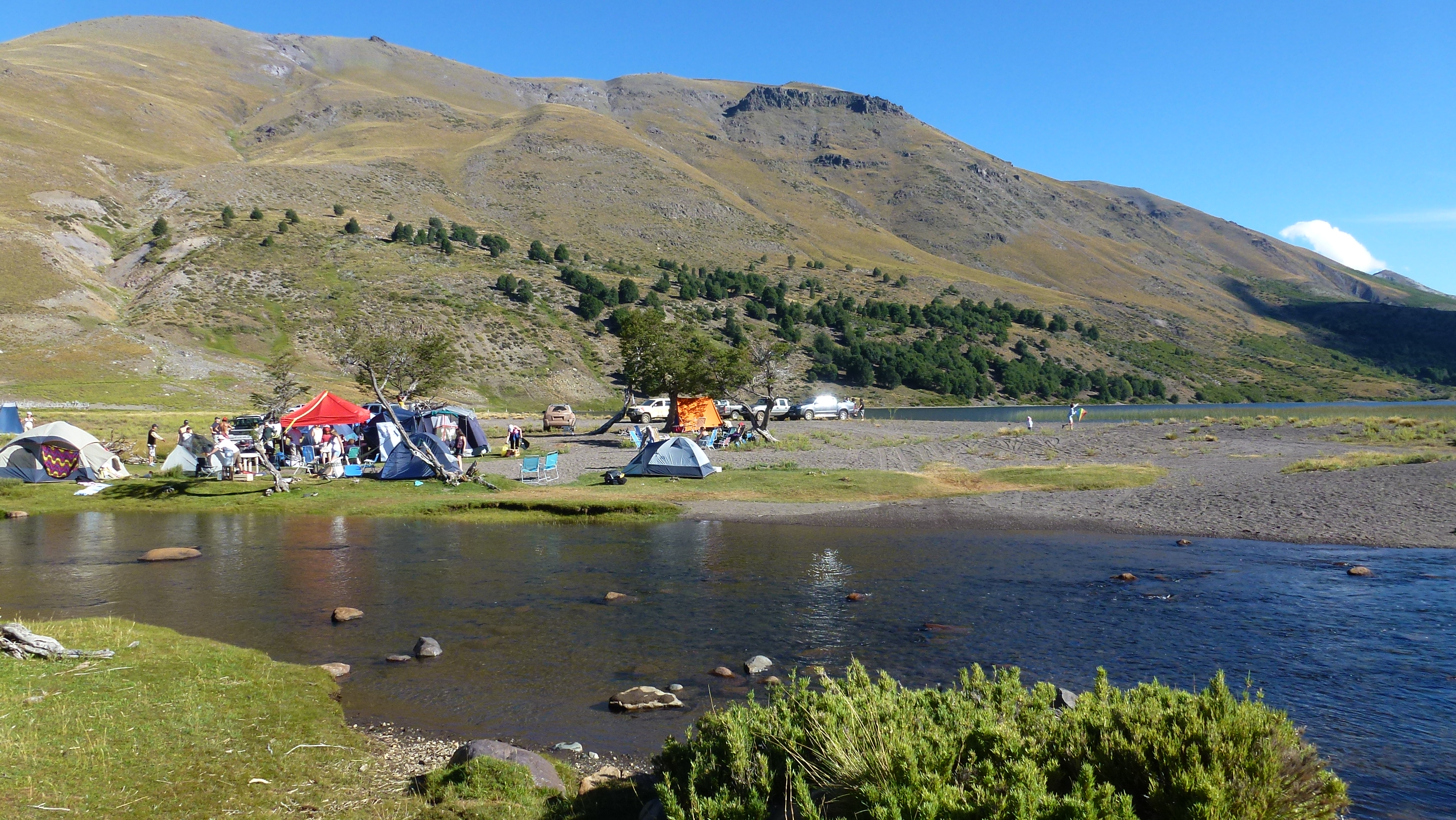 El arroyo y la laguna Vaca Lauquen, entre cerros y montañas en el norte neuquino. Foto: Campa Club.