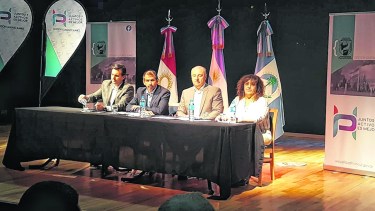 El intendente Gustavo Suárez  recibió al funcionario cordobés a y varios empresarios interesados en radicarse en Neuquén.  