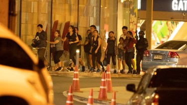 El sospechoso permanecía atrincherado y la policía evacuaba a todos los clientes del sector