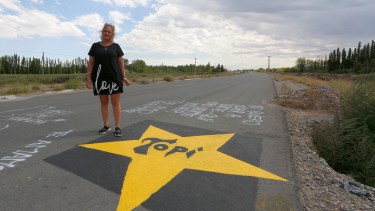 Danisa Urrutia, viuda de Ángel Cabrera, quien murió el jueves pasado en un tramo no habilitado de la Ruta 22, convocó a una protesta. (Foto: Juan Thomes.-)