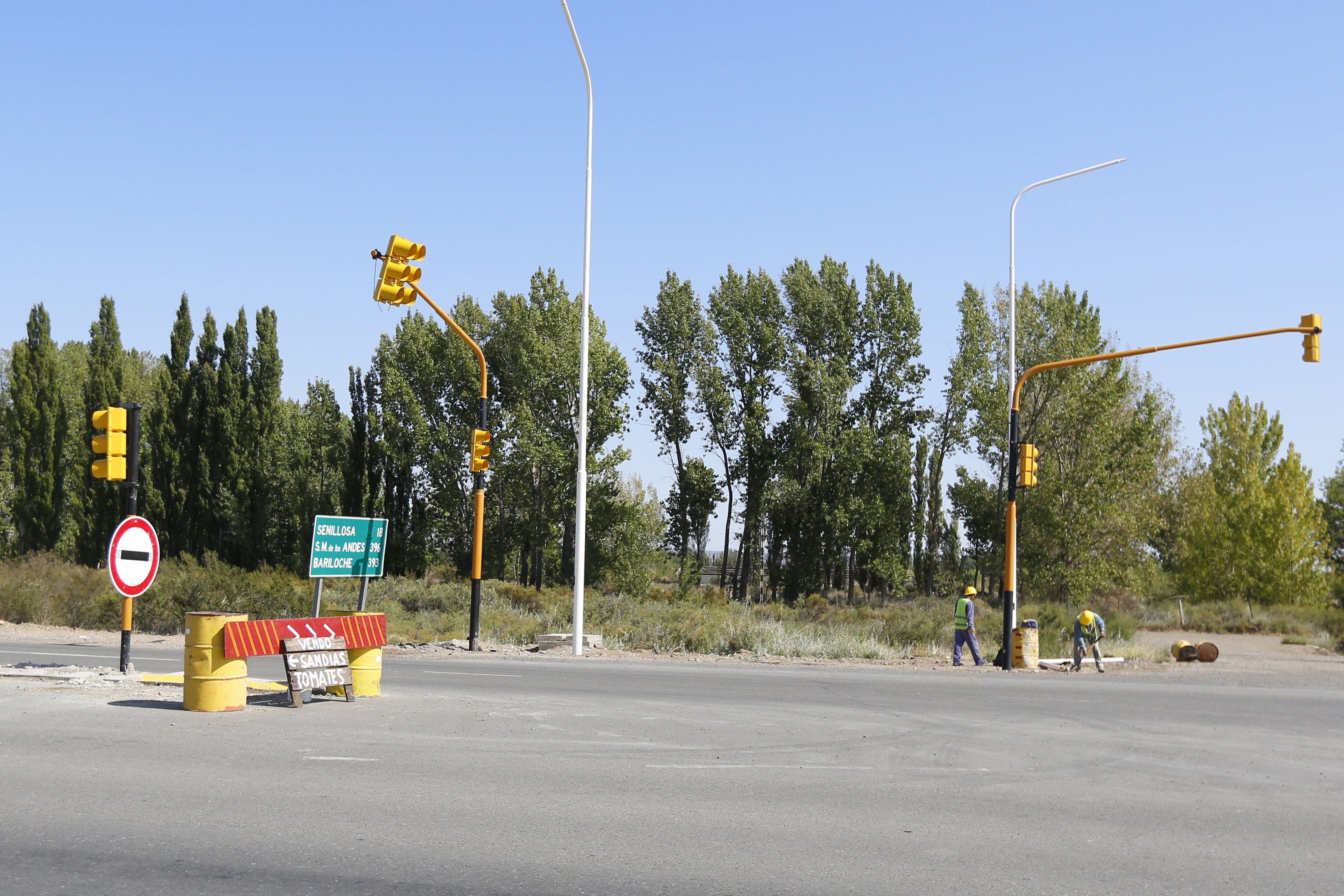 Concejales reclaman que se pongan en funcionamiento los semáforos sobre Ruta 22, en Plottier. Foto: Archivo Juan Thomes