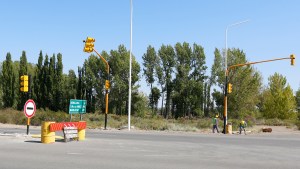 Solicitan que se pongan en funcionamiento los semáforos sobre Ruta 22, en Plottier