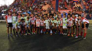 En un gesto de compañerismo, los dos planteles se fotografiaron con el trofeo. El festejo final fue para 12 de marzo de La Plata. (Foto: Gentileza Julián Barriento)

