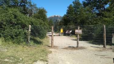 El sendero a Cascado Ñivinco debió cerrarse con alambrado porque la gente ingresaba pese a la cartelería. Foto: gentileza