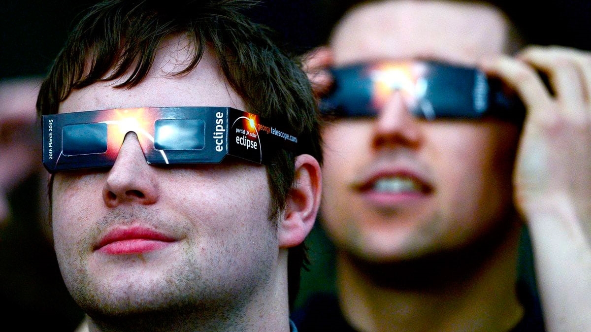 La Universidad Nacional del Comahue repartirá cerca de 7.000 lentes para ver el eclipse. Los distribuirán en Neuquén y Cipolletti.