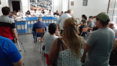 Vecinos de Regina reclaman por corte de subsidios para pago de alquileres