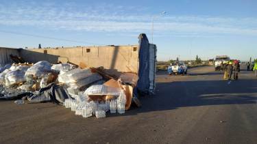 El acoplado del camión volcó por el impacto. (Gentileza).-