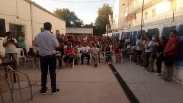 Ayer, los vecinos de Rincón de los Sauces decidieron cortar el puente de Pata Mora porque se oponen a la construcción de la represa Portezuelo del Viento. (Gentileza Radio Ilusiones Rdls).-