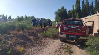 el cuerpo de la joven fue hallado en el canal de riego, cerca del cementerio. (Gentileza Bomberos Centenario).-