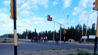 Los desocupados cortaron la Ruta 22 a la altura del cruce con Reguero y luego se trasladaron hasta al acceso de China Muerta. (Gentileza).-
