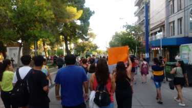 Ayer, amigas y vecinos de la víctima marcharon para reclamar por su seguridad. (Gentileza Libertas).-