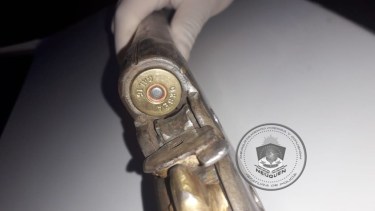 El hombre que tenía el arma fue detenido en Centenario. (Gentileza).-