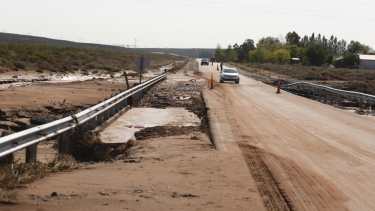 El puente de la Ruta 237 cercano a El Chocón volvió a colapsar por una tormenta, como ocurrió hace un mes. (Juan Thomes).-