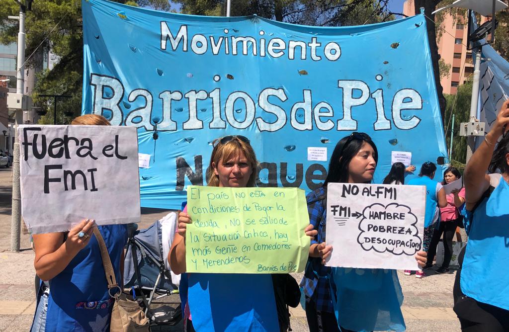 Barrios de Pie organizó una radio abierta en el monumento para protestar contra el FMI. (Gentileza).-