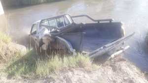 Una camioneta terminó dentro de un canal tras un choque que involucró a cuatro vehículos