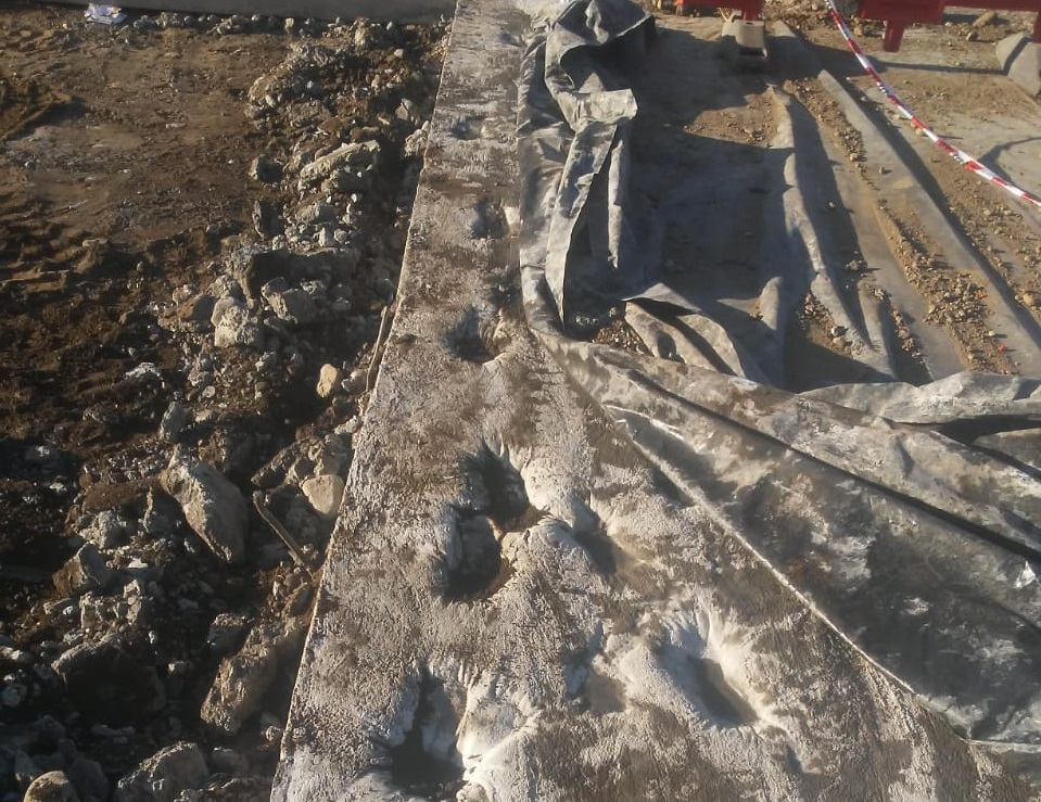Las huellas de pisadas humanas sobre el hormigón recién colocado en Bariloche. Gentileza