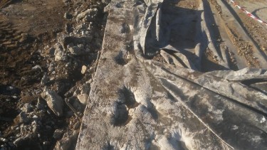 Las huellas de pisadas humanas sobre el hormigón recién colocado en Bariloche. Gentileza