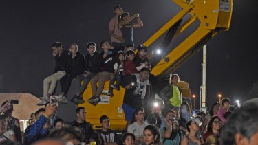 Todas las alternativas fueron validas para no perderse la noche de cumbia. (Juan Thomes).-