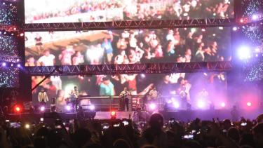 Los Palmeras hicieron bailar a todo el predio en el cierre de la Fiesta de la Confluencia. Foto: Florencia Salto.