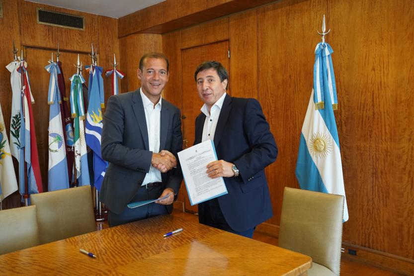 Gutiérrez durante la firma del acuerdo con el ministro de Desarrollo Social de la Nación, Daniel Arroyo. (Gentileza).-