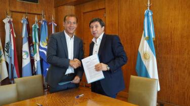 Gutiérrez durante la firma del acuerdo con el ministro de Desarrollo Social de la Nación, Daniel Arroyo. (Gentileza).-