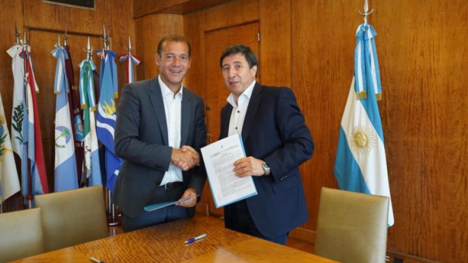 Gutiérrez durante la firma del acuerdo con el ministro de Desarrollo Social de la Nación, Daniel Arroyo. (Gentileza).-