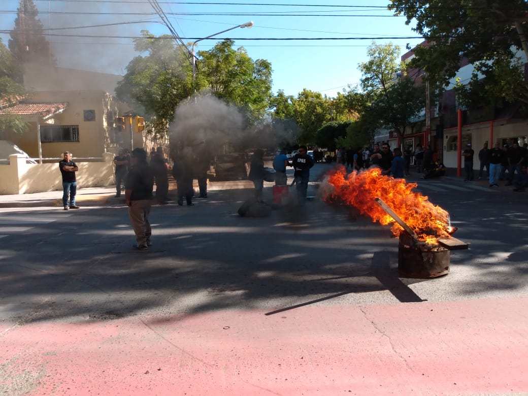 Los trabajadores del EPAS cortaron la calle en Belgrano y Santiago del Estero. (Gentileza).-